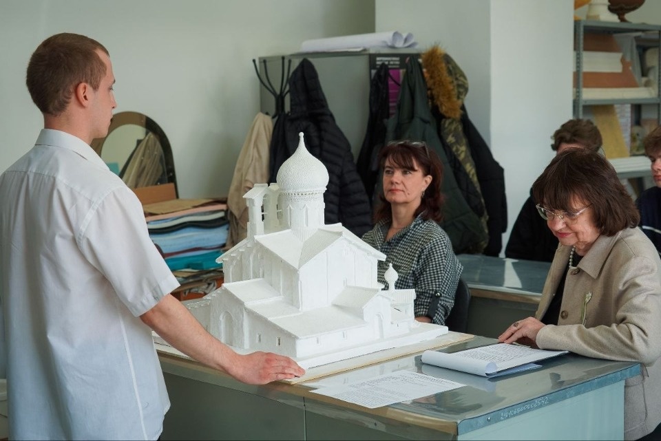 Фонд Псковского музея пополнился отреставрированным макетом церкви Николы со Усохи