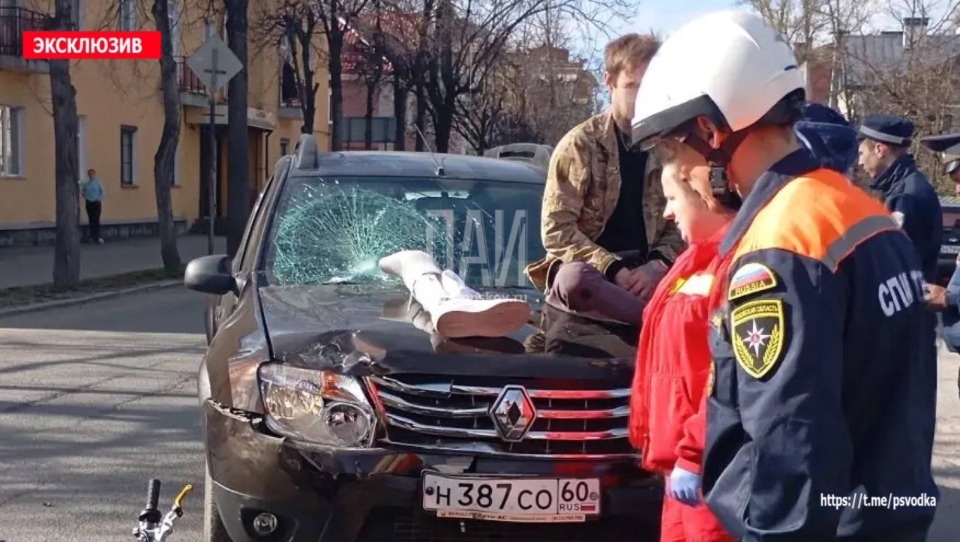 Мотоциклиста госпитализировали после столкновения с автомобилем в Пскове