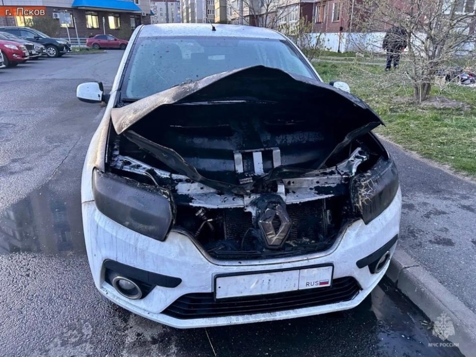 Автомобиль загорелся на улице Рокоссовского в Пскове
