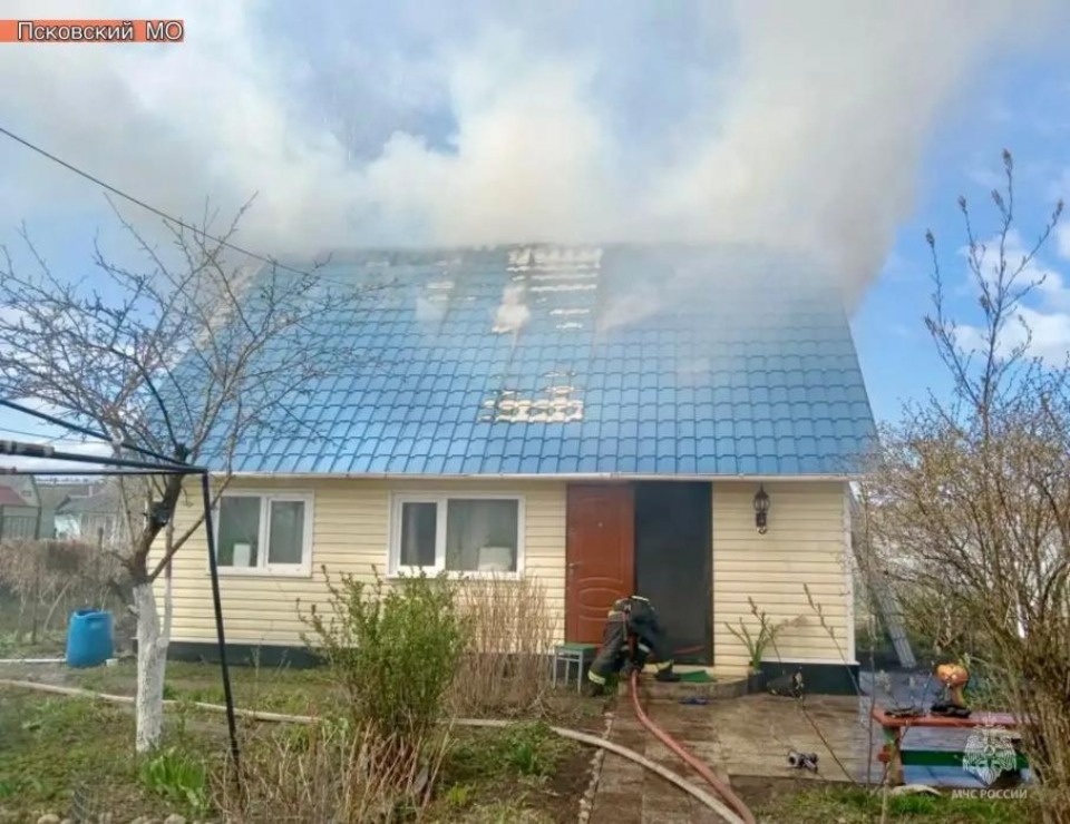 Женщина пострадала на пожаре в Великих Луках