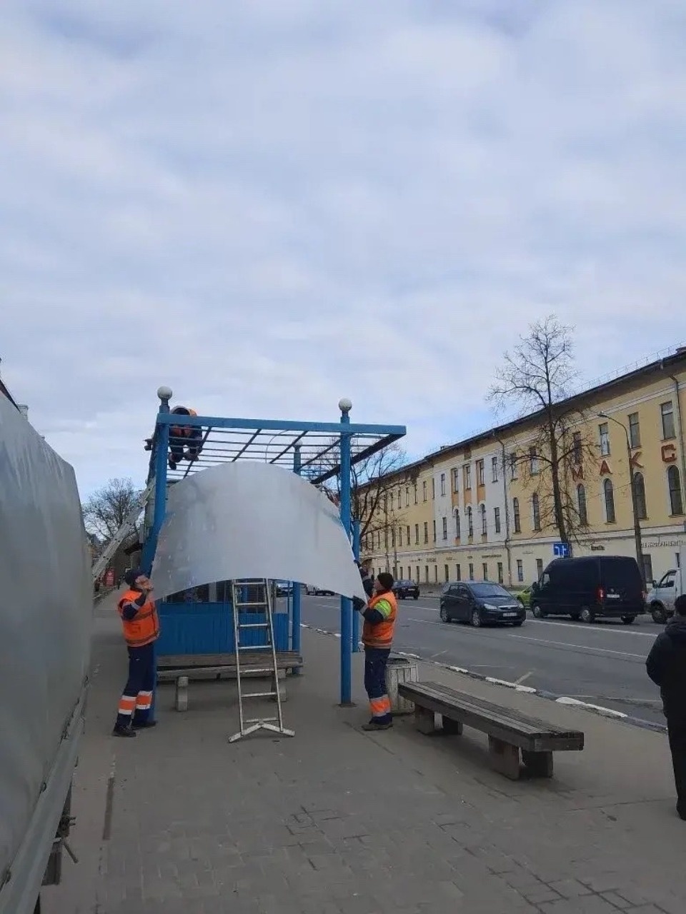 Псковские коммунальщики закрепляют повреждённые ветром конструкции