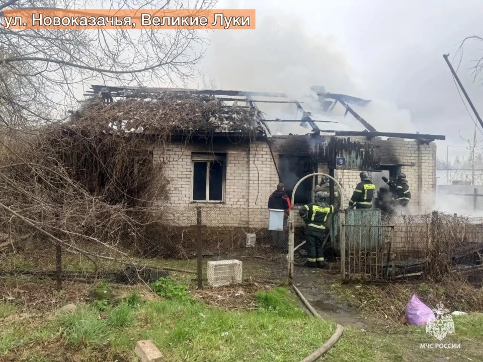 Тела двух мужчин обнаружили на пожаре в жилом доме в Великих Луках Тела двух мужчин обнаружили на пожаре в жилом доме в Великих Луках