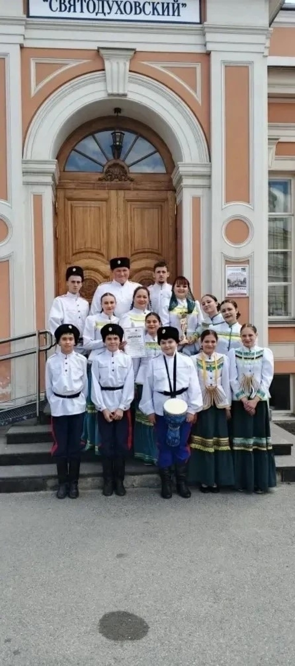 Семейный ансамбль «Казачата» из Псковской области стал лауреатом Всероссийского фестиваля Семейный ансамбль «Казачата» из Псковской области стал лауреатом Всероссийского фестиваля