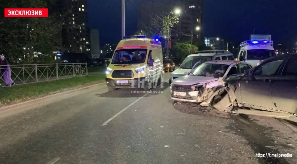 BMW протаранил три автомобиля на встречной полосе в Пскове BMW протаранил три автомобиля на встречной полосе в Пскове