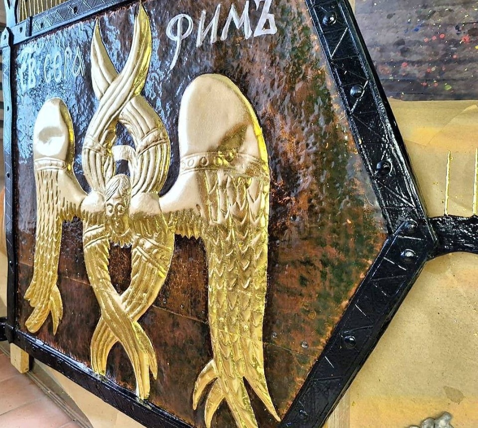 На башню Нижних решеток в Печорах вернули отреставрированный кованый прапор На башню Нижних решеток в Печорах вернули отреставрированный кованый прапор
