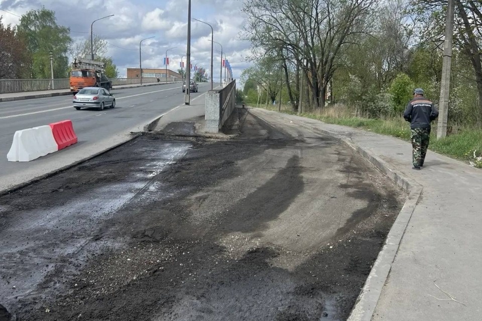 Изношенные слои асфальта начали восстанавливать на улицах Пскова Изношенные слои асфальта начали восстанавливать на улицах Пскова