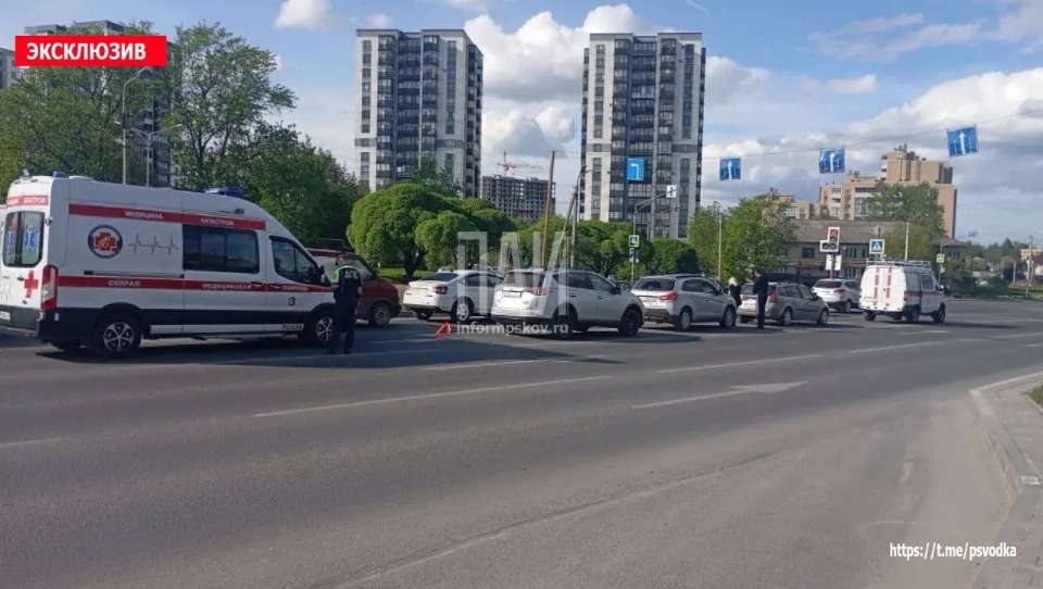 Несовершеннолетнюю девушку госпитализировали после ДТП в Пскове Несовершеннолетнюю девушку госпитализировали после ДТП в Пскове