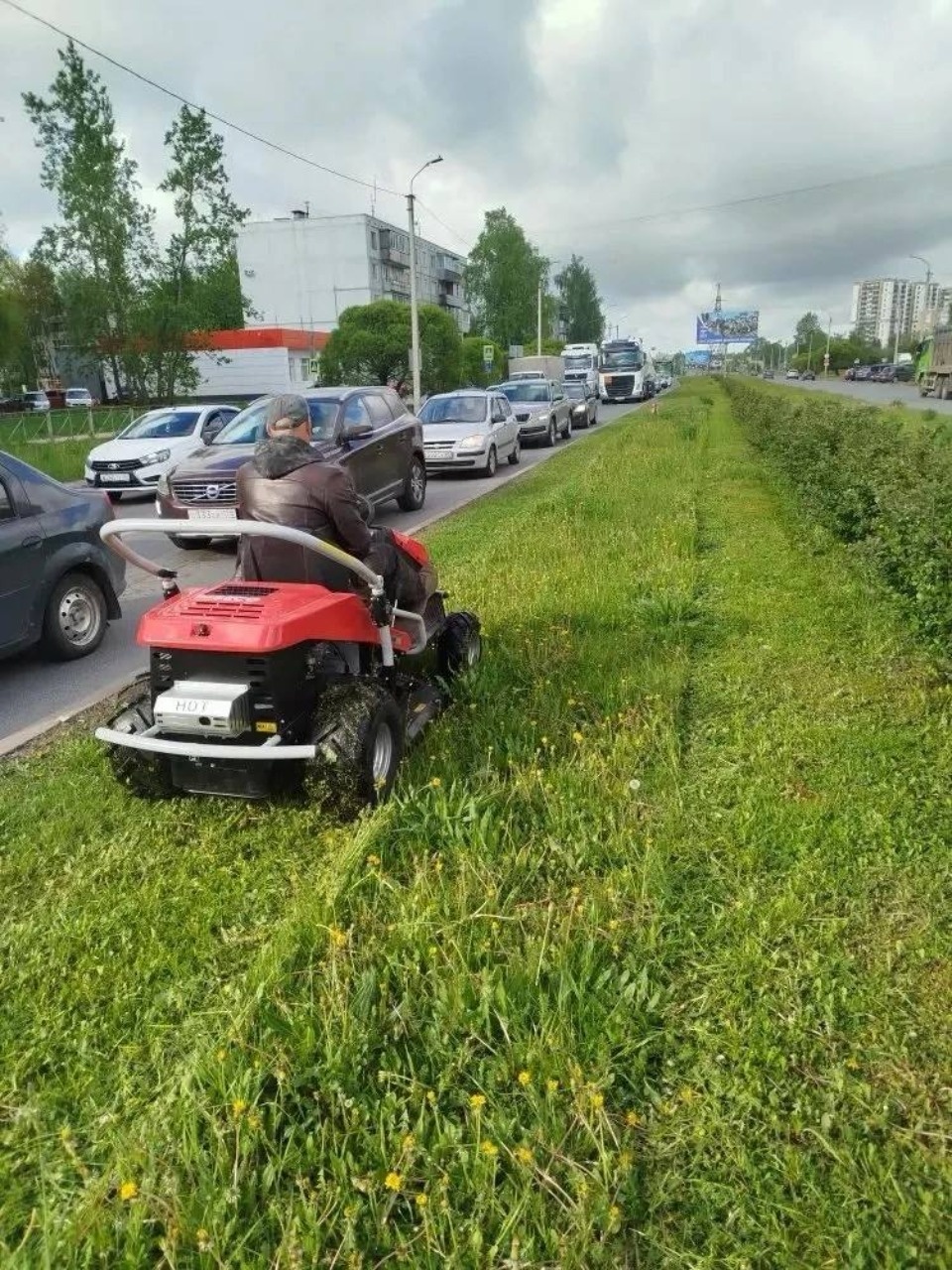 В Пскове приступили к покосу травы В Пскове приступили к покосу травы
