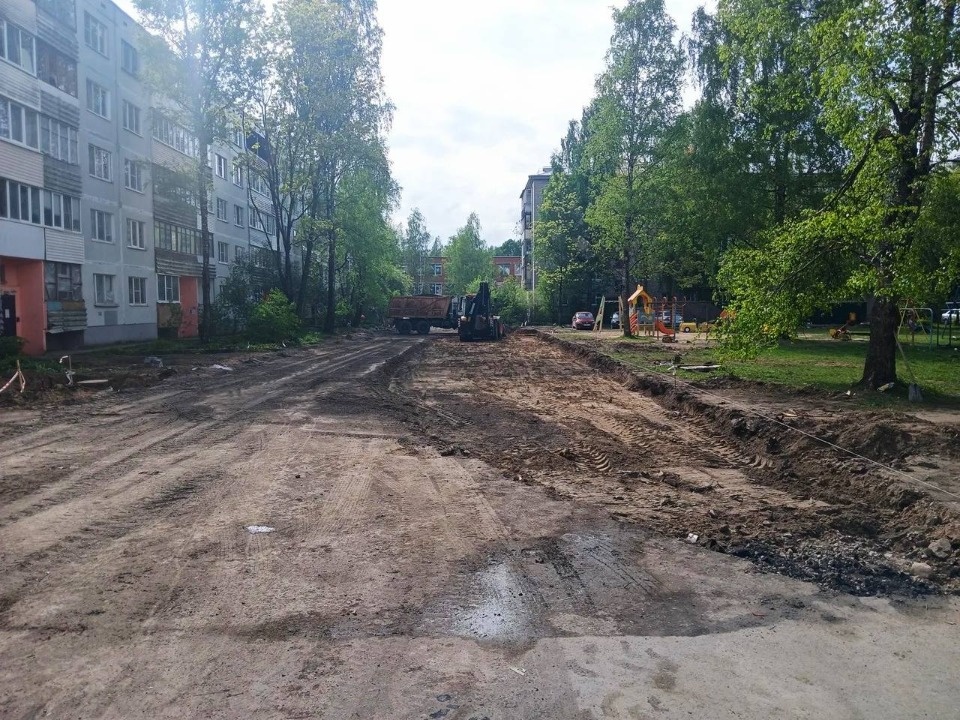 Двор у дома №8 по улице Алтаева начали благоустраивать в Пскове Двор у дома №8 по улице Алтаева начали благоустраивать в Пскове