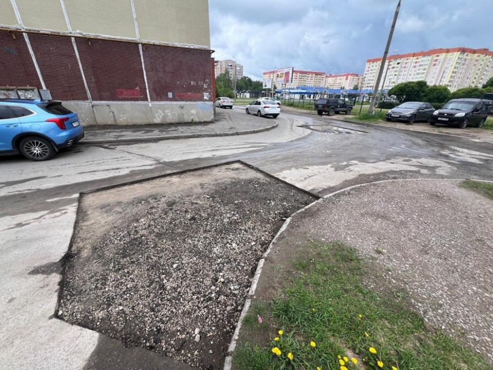 Работы по устранению аварийных ям начались в Пскове Работы по устранению аварийных ям начались в Пскове