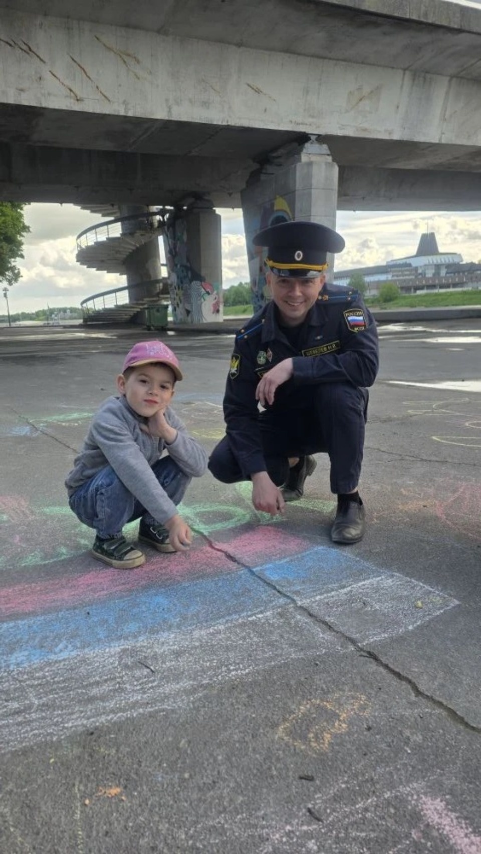 Судебные приставы вместе с детьми украсили набережную Пскова яркими рисунками       