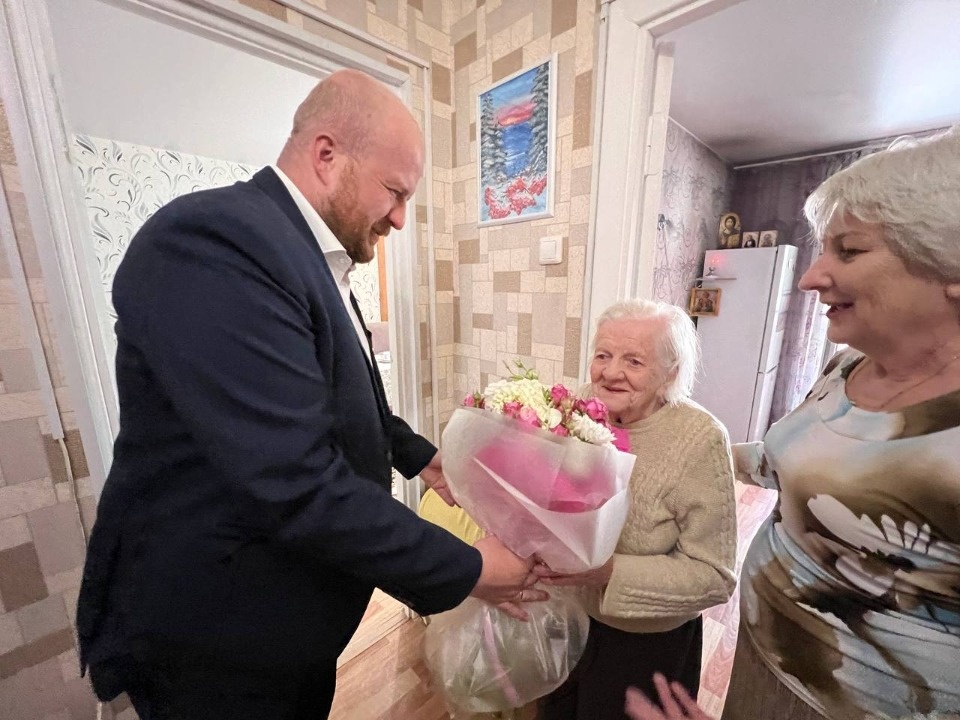 Глава Пскова поздравил ветерана Великой Отечественной войны Надежду Федорову со 103-летием Глава Пскова поздравил ветерана Великой Отечественной войны Надежду Федорову со 103-летием