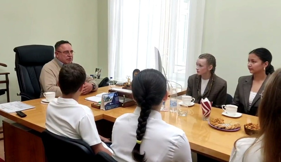 Для победителей «Губернаторского дневника» провели экскурсию по зданию правительства Псковской области Для победителей «Губернаторского дневника» провели экскурсию по зданию правительства Псковской области