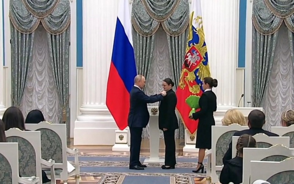 Владимир Путин вручил псковичке орден «Мать-героиня» Владимир Путин вручил псковичке орден «Мать-героиня»