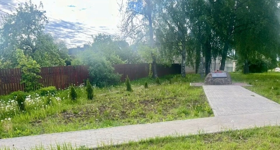 Злоумышленники выкопали туи у памятного знака комсомольцам-подпольщикам в Плюссе Злоумышленники выкопали туи у памятного знака комсомольцам-подпольщикам в Плюссе