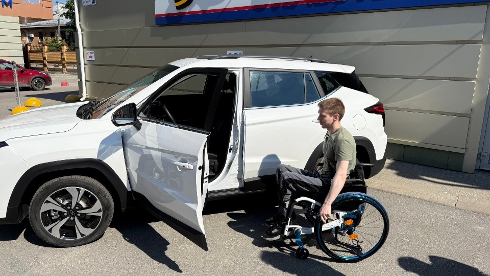 Автомобиль с ручным управлением вручили псковскому ветерану спецоперации Автомобиль с ручным управлением вручили псковскому ветерану спецоперации