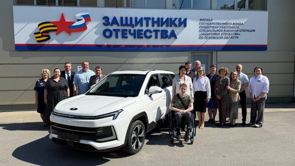 Автомобиль с ручным управлением вручили псковскому ветерану спецоперации Автомобиль с ручным управлением вручили псковскому ветерану спецоперации