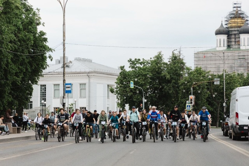Около 500 любителей велоспорта поучаствовали в велопараде в Пскове Около 500 любителей велоспорта поучаствовали в велопараде в Пскове