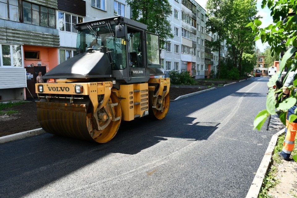 Во дворе дома №8 по улице Алтаева в Пскове укладывают верхний слой асфальта Во дворе дома №8 по улице Алтаева в Пскове укладывают верхний слой асфальта