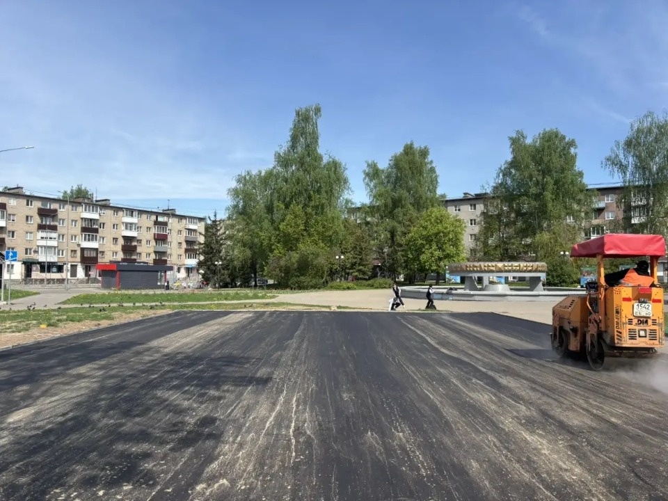 Сквер у дома №41 на площади Калинина благоустраивают в Великих Луках Сквер у дома №41 на площади Калинина благоустраивают в Великих Луках