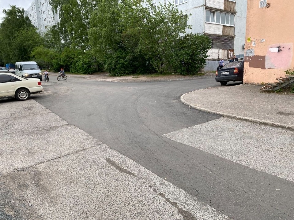 В Пскове продолжают устранять аварийные ямы на дворовых территориях и проездах В Пскове продолжают устранять аварийные ямы на дворовых территориях и проездах