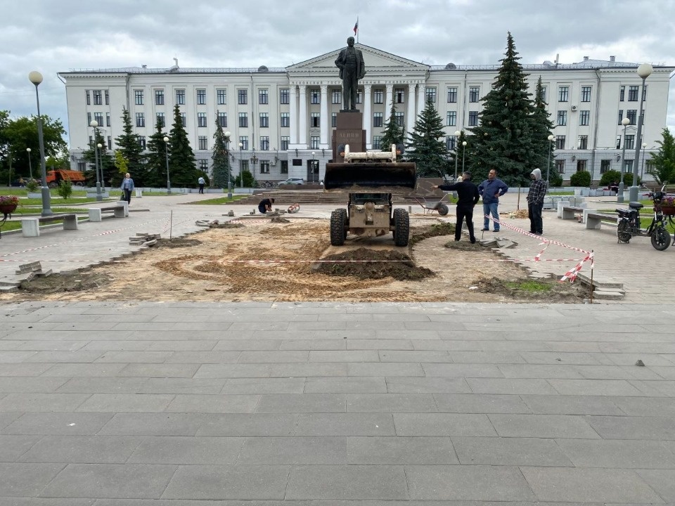 Историческую клумбу с цветами возрождают на площади Ленина в Пскове Историческую клумбу с цветами возрождают на площади Ленина в Пскове
