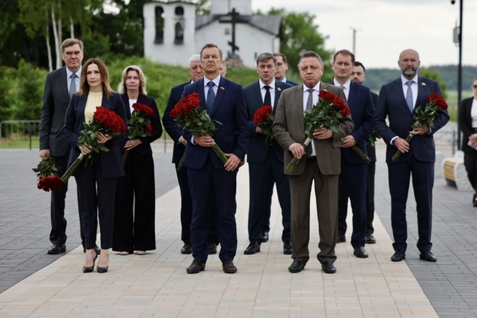 Память защитников Отечества почтила в Выбутах делегация Совета Федерации РФ Память защитников Отечества почтила в Выбутах делегация Совета Федерации РФ