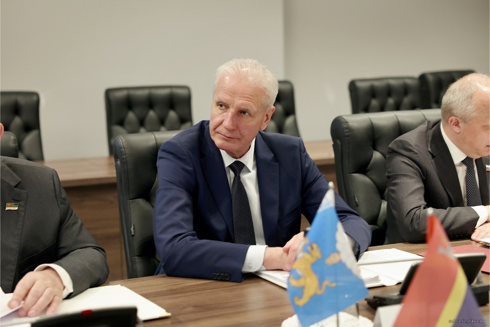 Псковские депутаты участвуют в парламентской конференции в Великом Новгороде