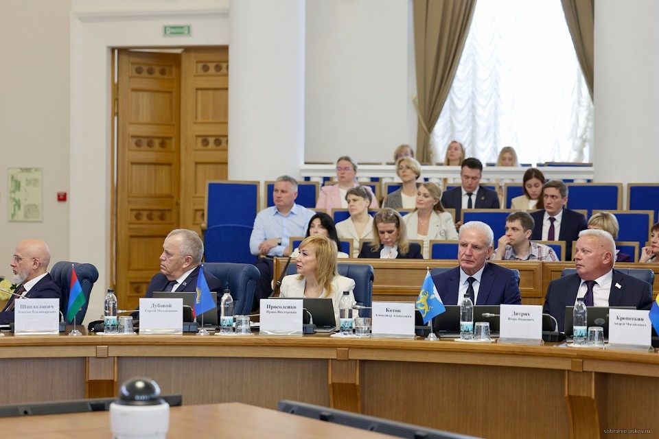 Псковские депутаты участвуют в парламентской конференции в Великом Новгороде