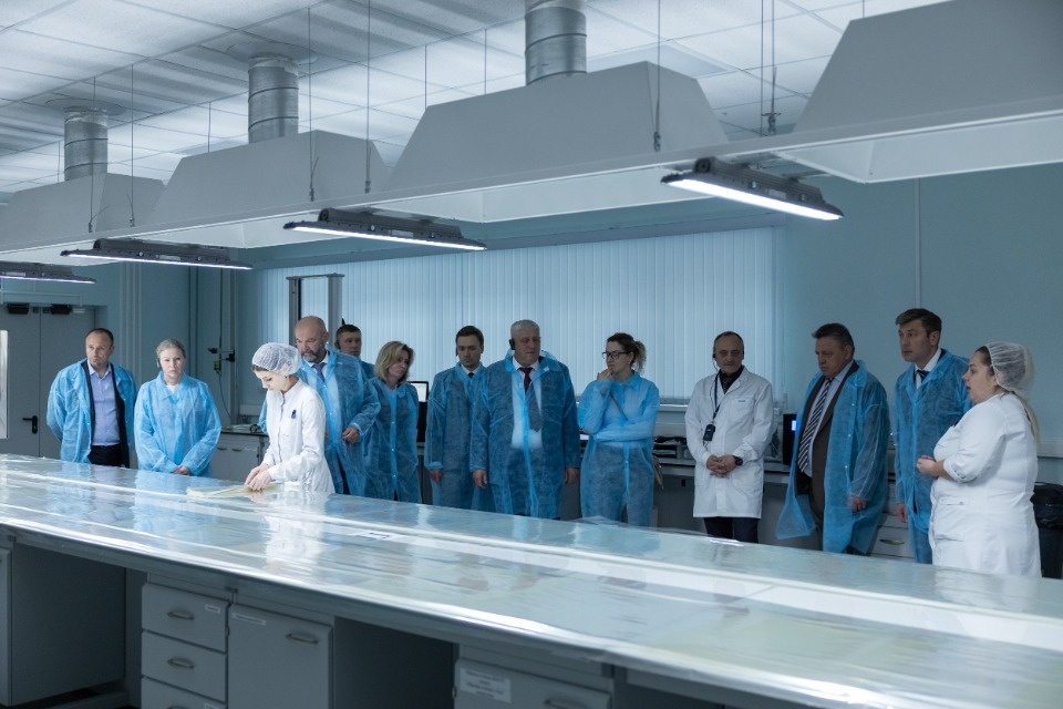 Сенаторы посетили завод «Титан-Полимер» в рамках мониторинга реализации федерального законодательства