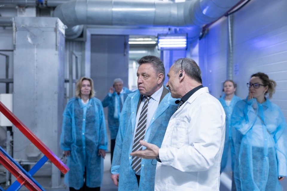 Сенаторы посетили завод «Титан-Полимер» в рамках мониторинга реализации федерального законодательства