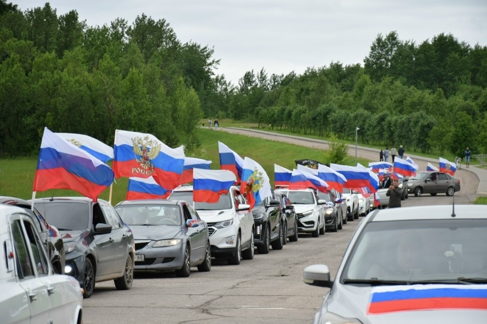В Пскове прошёл патриотический автопробег в честь Дня России 