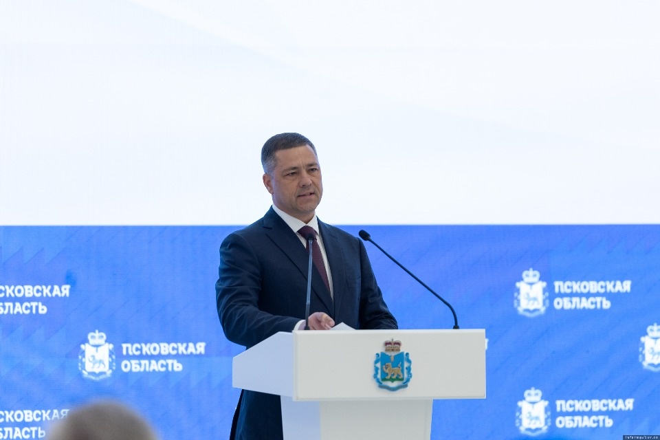 Михаил Ведерников вручил федеральные и региональные награды псковичам Михаил Ведерников вручил федеральные и региональные награды псковичам