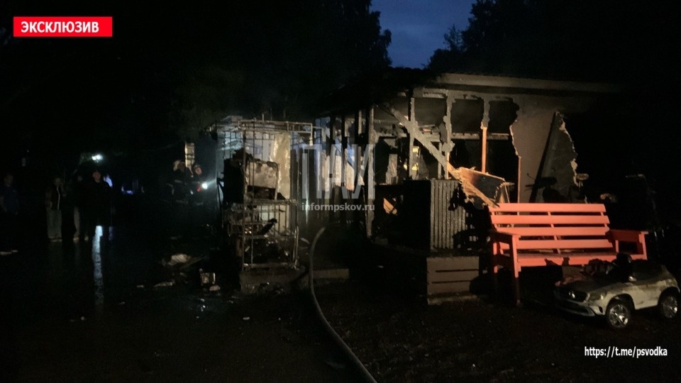 В Финском парке Пскова горел ларек проката самокатов и детских автомобилей В Финском парке Пскова горел ларек проката самокатов и детских автомобилей