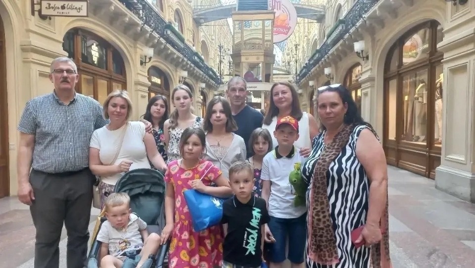 Многодетные семьи переселенцев, переехавшие в Псковскую область, побывали в Москве Многодетные семьи переселенцев, переехавшие в Псковскую область, побывали в Москве