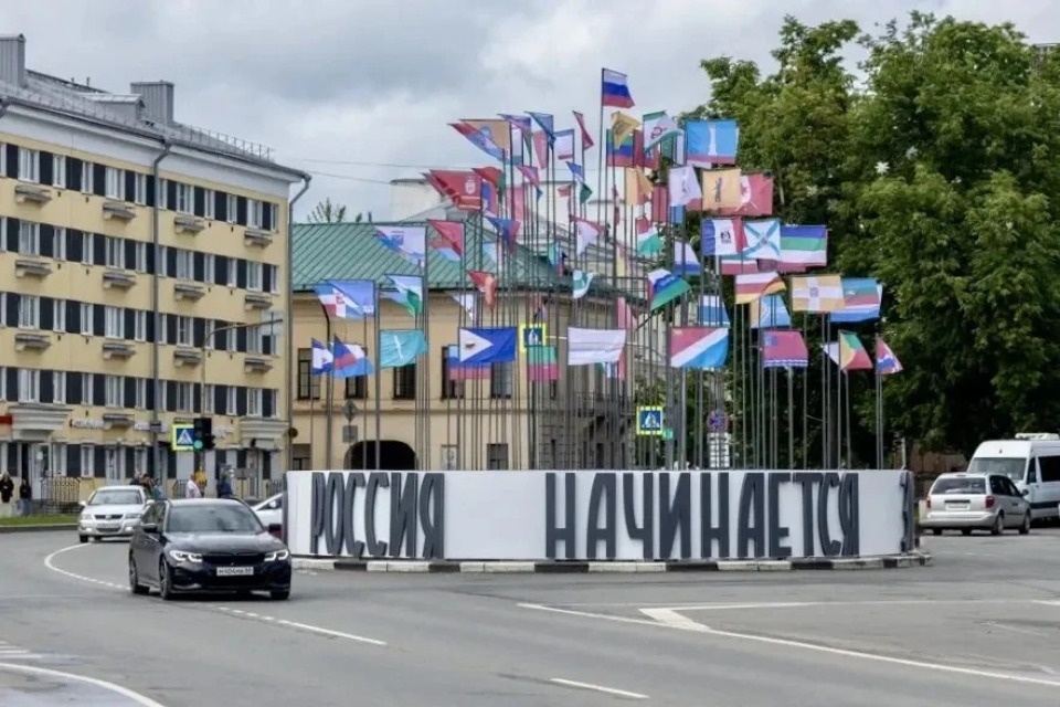 Инсталляцию «Россия начинается здесь» установили на Октябрьской площади в Пскове Инсталляцию «Россия начинается здесь» установили на Октябрьской площади в Пскове