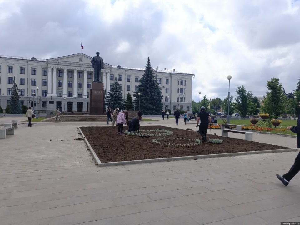Высадку цветов начали на клумбе на площади Ленина в Пскове