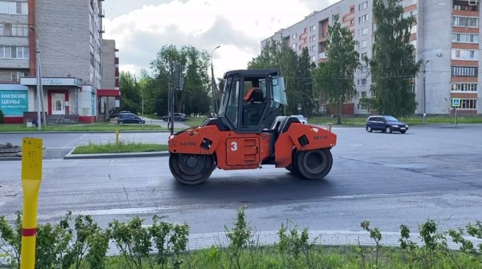 На нескольких улицах Пскова восстановили изношенные слои асфальта На нескольких улицах Пскова восстановили изношенные слои асфальта