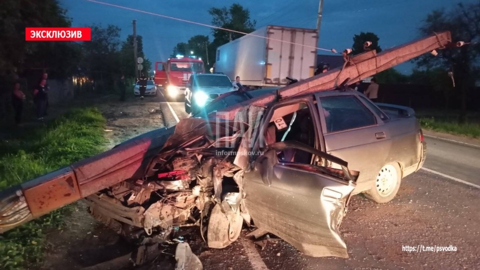 Водитель автомобиля ВАЗ врезался в мачту освещения в Порхове Водитель автомобиля ВАЗ врезался в мачту освещения в Порхове