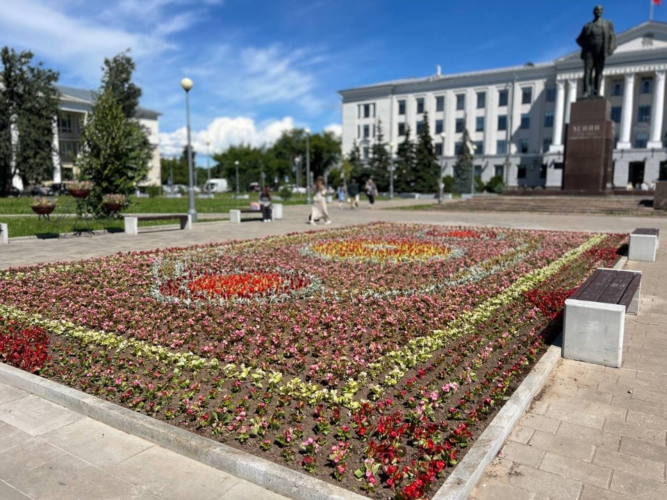 В Пскове на площади Ленина возродили историческую клумбу В Пскове на площади Ленина возродили историческую клумбу