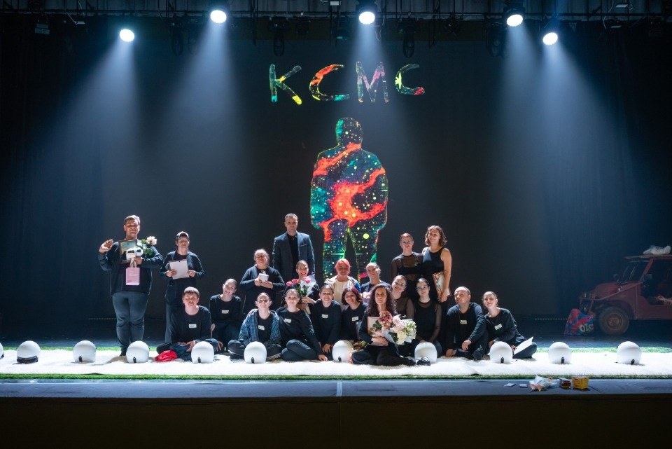 Премьера инклюзивного спектакля «КСМС» прошла в Пскове Премьера инклюзивного спектакля «КСМС» прошла в Пскове