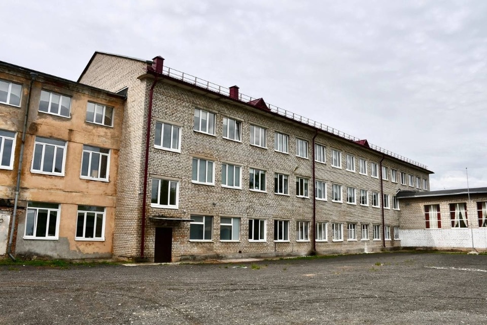 К 1 сентября в школе №13 в Пскове отремонтируют фундамент и фасад