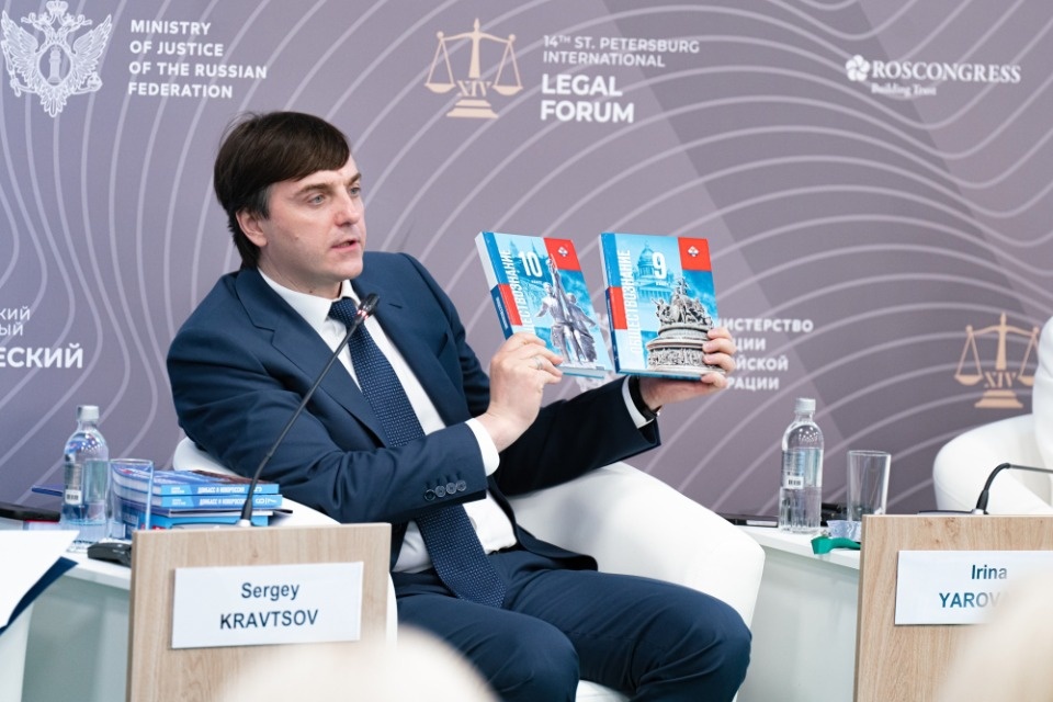С 1 сентября в псковских школах появятся новые учебники по обществознанию для 9-х и 10-х классов