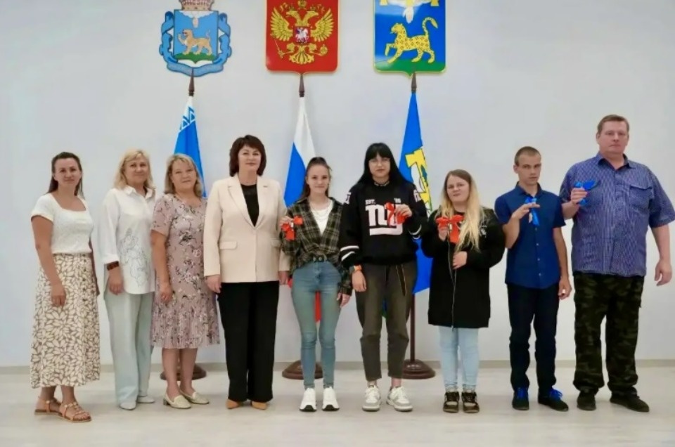 Пятеро сирот в Псковском районе получили ключи от новых квартир Пятеро сирот в Псковском районе получили ключи от новых квартир