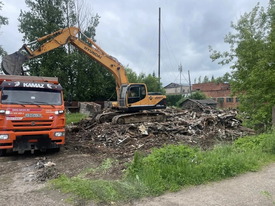 В Новосокольниках снесли два аварийных дома В Новосокольниках снесли два аварийных дома