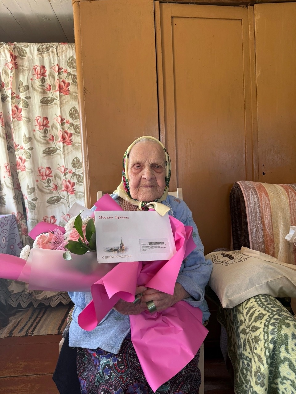 98-летняя труженица тыла из Струг Красных получила поздравление от Владимира Путина