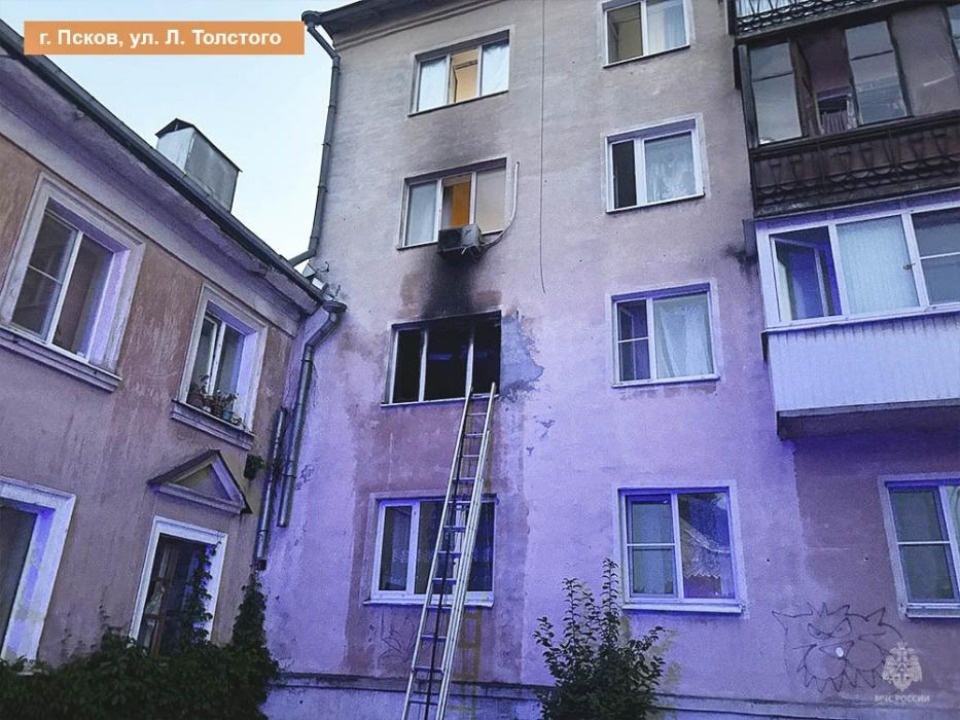 12 человек спасли при пожаре в Пскове 12 человек спасли при пожаре в Пскове