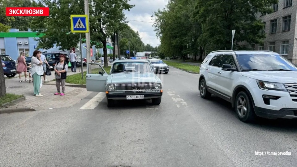 Женщина попала под колеса на пешеходном переходе в Пскове Женщина попала под колеса на пешеходном переходе в Пскове