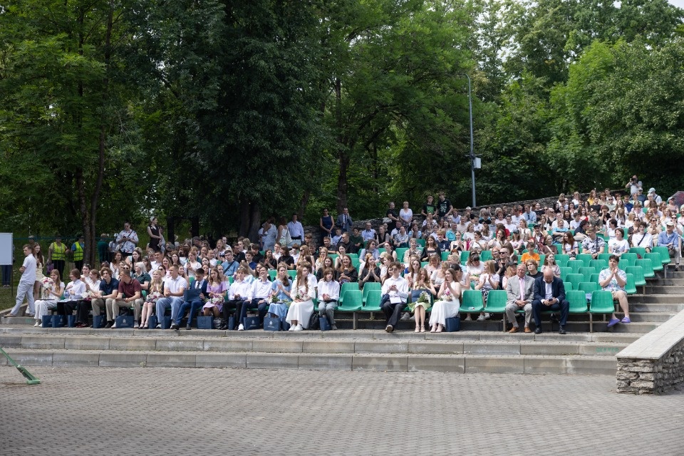 А дальше взрослая жизнь