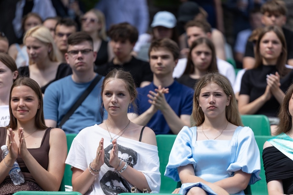 А дальше взрослая жизнь